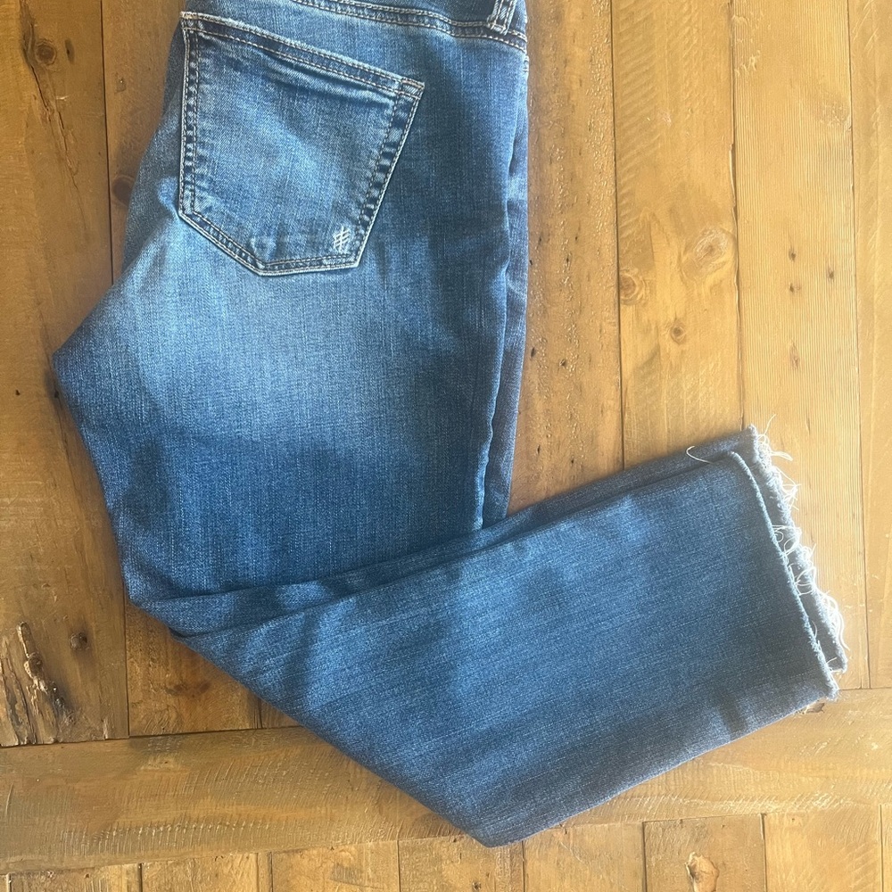 Silver Jeans Elyse Capri Women’s (27x 23.5) Blue Distressed Denim